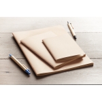Blocs-notes recyclés en carton A6 avec feuilles lisses Eco Stiched couleur beige vue d'ambiance