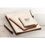 Blocs-notes recyclés en carton A6 avec feuilles lisses Eco Stiched couleur beige vue d'ambiance principale
