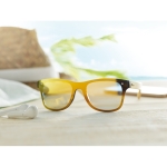 Lunettes de soleil avec branches bambou et verres miroir Bamboo Beach couleur jaune vue d'ambiance