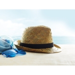 Chapeaux de paille personnalisés avec ruban en polyester Havana vue d'ambiance