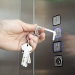 Porte-clés anti-contact en acier inoxydable avec passe-doigt Key couleur argenté