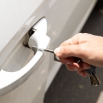 Porte-clés anti-contact en acier inoxydable avec passe-doigt Key couleur argenté