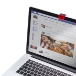 Cache webcam publicitaire au format clip avec nettoyeur d'écran Clip couleur rouge troisième vue
