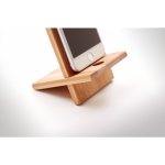 Support pour téléphone en bambou avec ouverture pour chargeur Nature couleur bois vue photographique