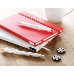 Carnet recyclé personnalisé pas cher A5 feuilles lignées RPET couleur rouge deuxième vue d'ambiance