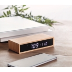 Chargeur sans fil personnalisable avec réveil en bambou Time couleur bois deuxième vue d'ambiance
