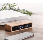 Chargeur sans fil personnalisable avec réveil en bambou Time couleur bois deuxième vue d'ambiance 2