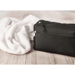 Trousse de toilette recyclée personnalisée à double zip RPET Essential couleur noir vue d'ambiance