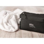 Trousse de toilette recyclée personnalisée à double zip RPET Essential couleur noir deuxième vue d'ambiance 2