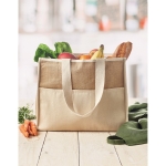 Sacs en jute publicitaires avec fermeture velcro RealFood couleur beige vue d'ambiance