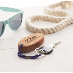 Porte-clés flottant personnalisé en liège de forme ovale Cork couleur bleu roi vue d'ambiance principale