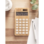 Calculatrice en ABS et bambou, piles et énergie solaire Design Plus couleur bois vue d'ambiance principale