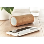 Enceinte personnalisable avec boîtier cylindrique en bambou Escandi couleur bois vue d'ambiance