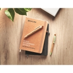Carnets recyclés personnalisés A5 pages lignées PU Love Recycle couleur marron deuxième vue d'ambiance 2