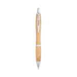 Stylo en bambou avec forme arrondie et raccords métalliques couleur naturel première vue