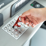 Porte-clés anti-contact coloré avec stylo et stylet