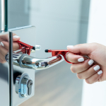 Porte-clés anti-contact coloré avec stylo et stylet deuxième vue