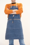 Tablier imprimé de haute qualité avec détails marrons Tavern couleur bleu vue d'ambiance
