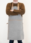 Tablier imprimé de haute qualité avec détails marrons Tavern couleur gris vue d'ambiance