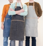 Tablier imprimé de haute qualité avec détails marrons Tavern couleur gris vue d'ambiance 2