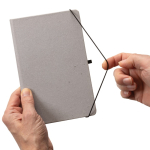 Carnet en cuir recyclé A5 avec pages lignées Recycled Leather couleur gris clair vue d'ambiance 2