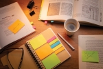 Carnet personnalisé avec marqueurs et post-it Espiral couleur marron vue d'ambiance