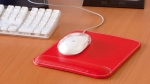 Tapis de souris en simili-cuir avec coutures blanches Comfy couleur rouge deuxième vue