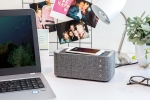 Enceinte avec chargeur téléphone et fonction main libre Radiodiffusion couleur gris vue d'ambiance