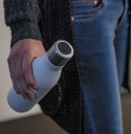 Bouteille d'entreprise en inox avec stérilisateur UV-C 500 ml couleur blanc vue d'ambiance 2