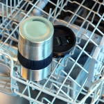 Tasses thermos en inox avec bande en silicone 300 ml Silicone couleur argenté vue d'ambience 3
