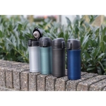 Mug iostherme personnalisé avec ouverture anti-goutte 300 ml Hot&Cold couleur gris foncé vue d'ambiance 2