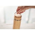 Bouteille isotherme publicitaire et bambou avec infuseur 480ml Natura couleur bois vue d'ambiance