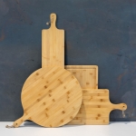 Planche à découper et à servir ronde en bambou Ø40cm Deluxe couleur bois vue d'ambiance 2