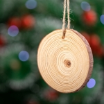 Décoration de Noël rondin de bois à accrocher avec logo laser Rustic couleur bois deuxième vue