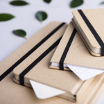 Carnet en carton recyclé, élastique coloré, feuilles lisses format A5