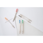 Stylo transparents avec bouton-poussoir coloré et encre noire RPET vue d'ambiance
