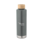 Gourde inox avec couvercle en bambou et bande métal 640 ml Ultimate couleur gris foncé image avec logo