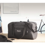Sac de sport ou de voyage en feutre avec bandoulière réglable RPET couleur gris foncé vue d'ambiance principale