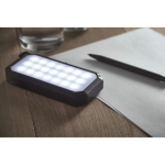 Batterie externe personnalisée avec charge solaire 8.000 mAh Adventure couleur noir deuxième vue d'ambiance
