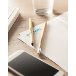 Crayon stylo personnalisé ''infini'' en bambou et graphite Bamboo couleur bois vue d'ambiance principale
