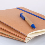 Carnet en carton et élastique A5 pages lisses Journal Pigment couleur noir troisième vue