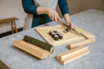 Lot d'ustensiles personnalisés pour faire des sushis en bambou Ukiyo couleur marron vue d'ambiance