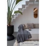 Couverture écologique tissée avec bords frangés Ukiyo couleur gris foncé vue d'ambiance 2