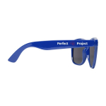 Lunettes de soleil promotionnelles recyclées avec protection UV400 couleur bleu roi vue avec impression sérigraphique