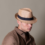 Chapeau moderne, en papier naturel et bord court couleur camel deuxième vue