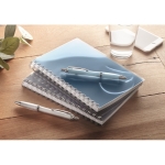 Carnets personnalisés recyclés A5 avec des pages lignées Colors RPET couleur bleu roi vue d'ambiance