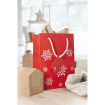 Sac cadeau publicitaire avec flocons format moyen Snowflake Medium couleur rouge deuxième vue d'ambiance