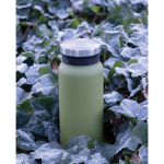 Gourde en acier recyclé avec bouchon original 600 ml couleur vert vue d'ambience 3