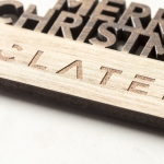 Magnet Merry Christmas avec logo à personnaliser en bois bicolore couleur naturel quatrième vue