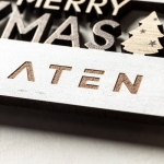 Aimant de Noël Merry Xmas en bois avec finition bicolore couleur naturel quatrième vue